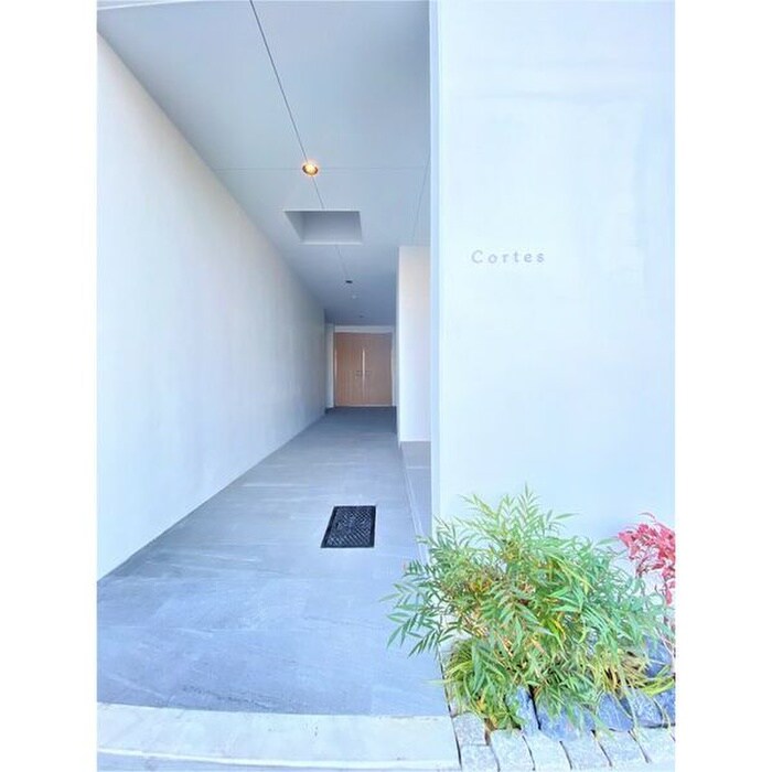 物件外観写真2　(エントランス部分)