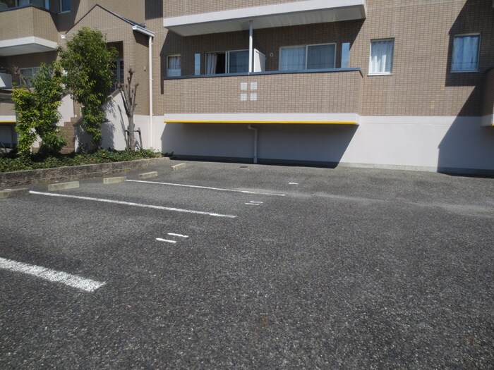 物件外観写真5　(駐車場)