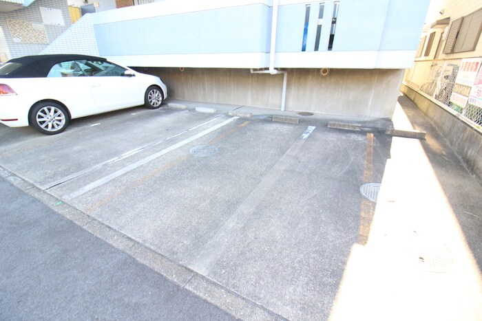 物件外観写真5　(駐車場)