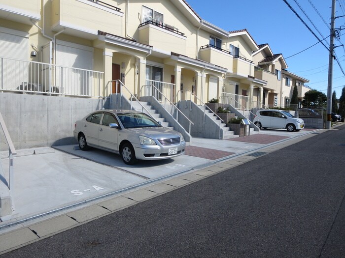 物件外観写真3　(駐車場)