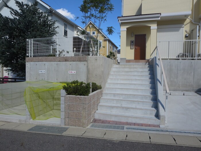 物件外観写真4　(エントランス部分)