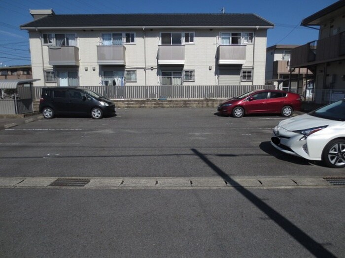 物件外観写真3　(駐車場)