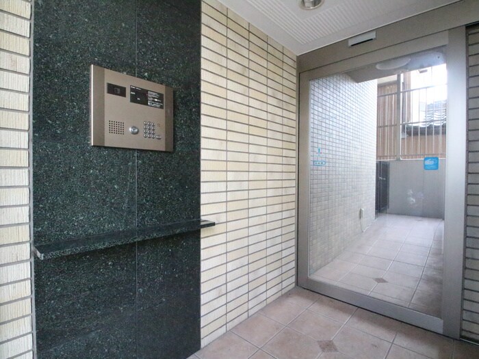 物件外観写真3　(エントランス部分)