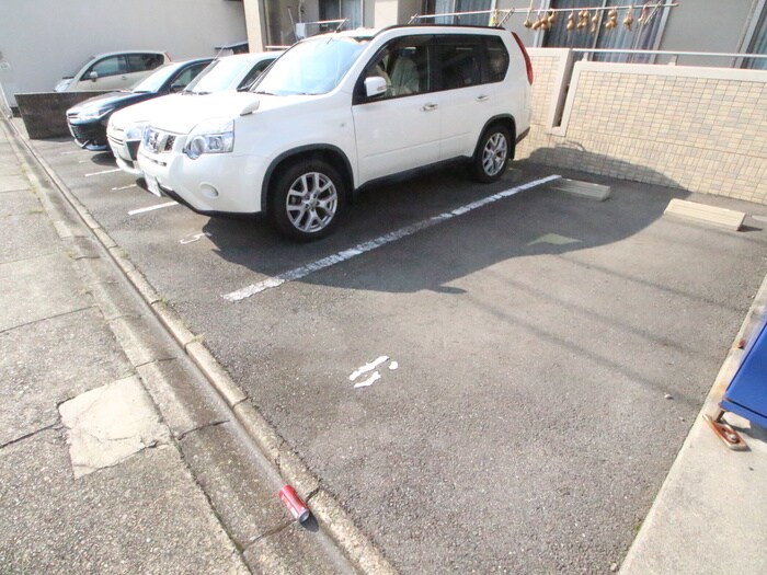物件外観写真4　(駐車場)