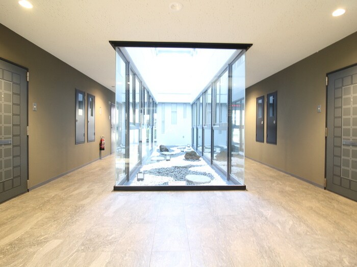 物件外観写真2　(エントランス部分)