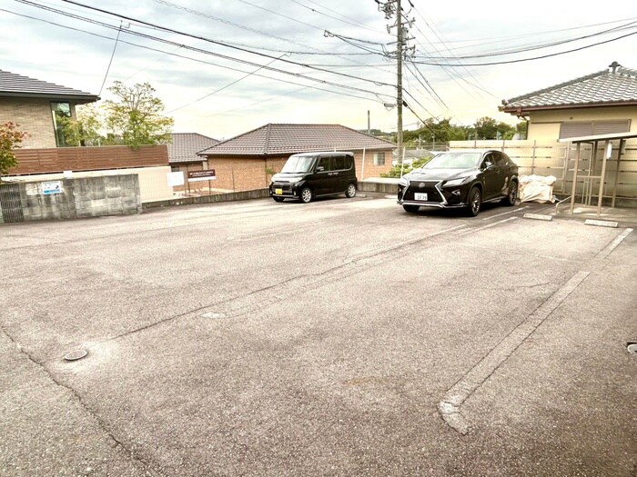 物件外観写真6　(駐車場)