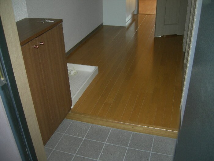物件内観写真13　(玄関)