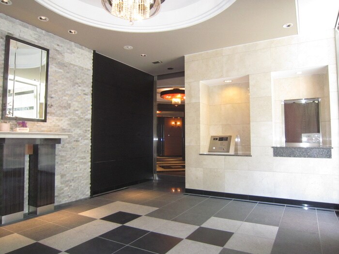 物件外観写真2　(エントランス部分)