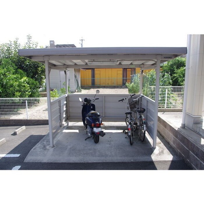 物件外観写真3　(駐輪場)