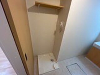 物件内観写真2　(洗濯機置場)