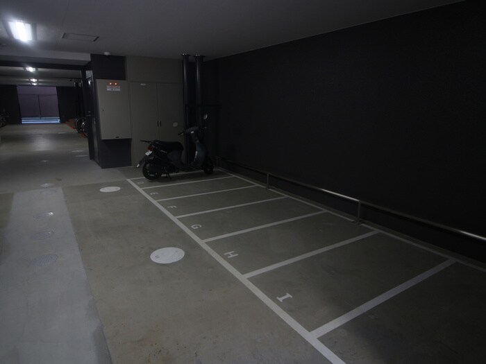 物件外観写真4　(バイク置き場)