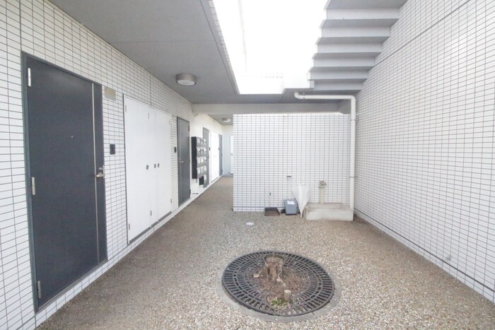 物件外観写真4　(エントランス部分)