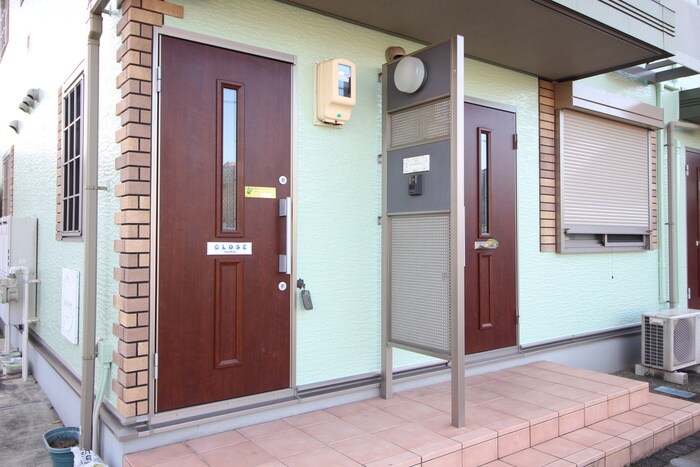 物件外観写真2　(エントランス部分)