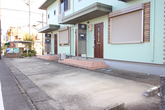 物件外観写真3　(駐車場)