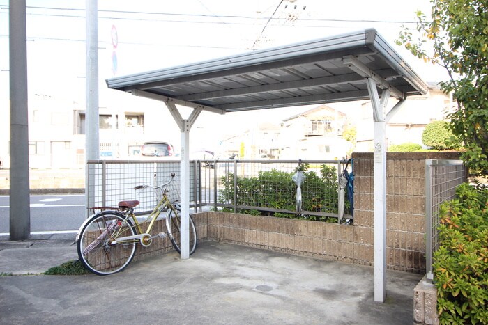 物件外観写真4　(駐輪場)