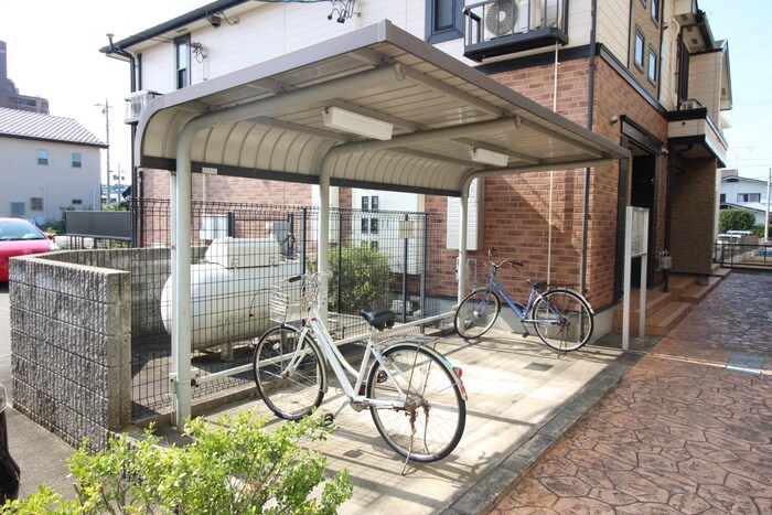 物件外観写真4　(駐輪場)
