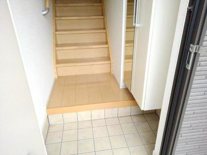 物件内観写真12　(玄関)