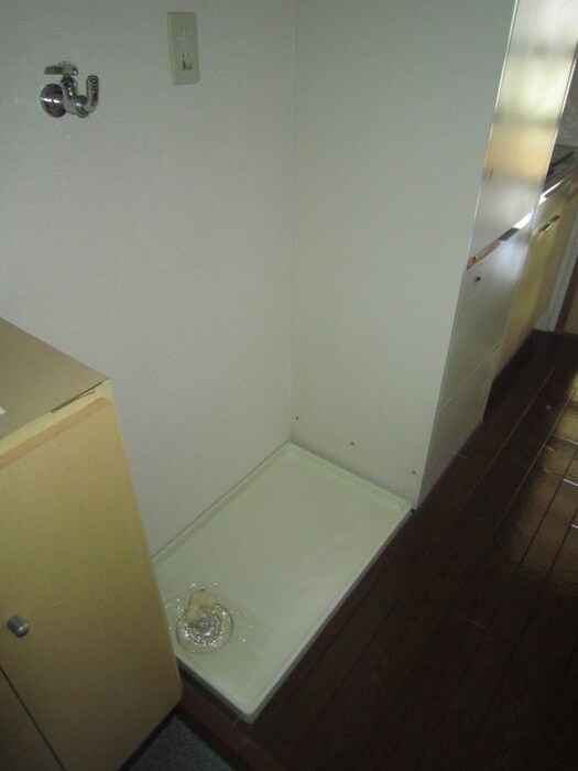 物件内観写真8　(洗濯機置場)