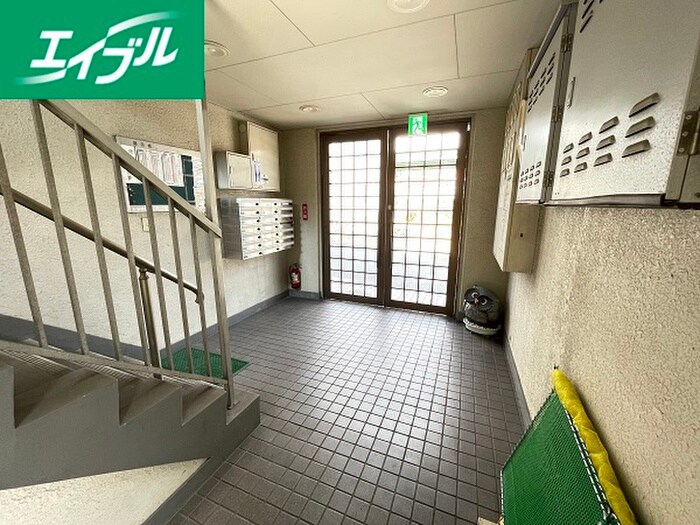 物件外観写真4　(エントランス部分)