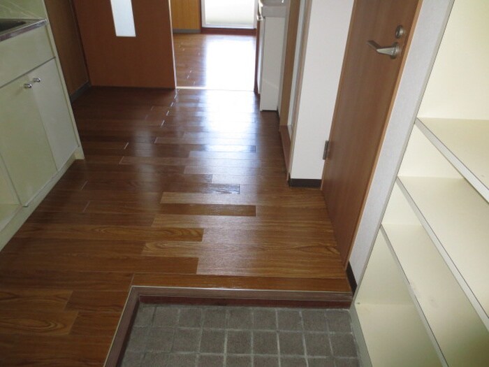 物件内観写真16　(玄関)