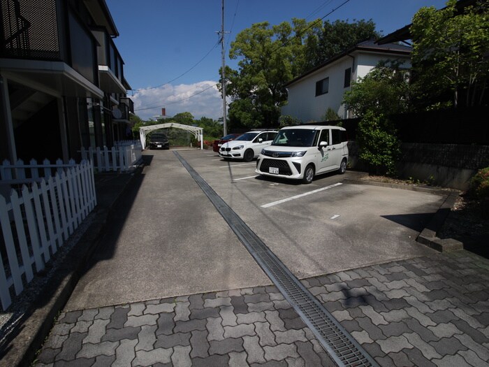 物件外観写真3　(駐車場)