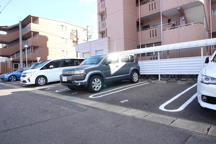 物件外観写真3　(駐車場)