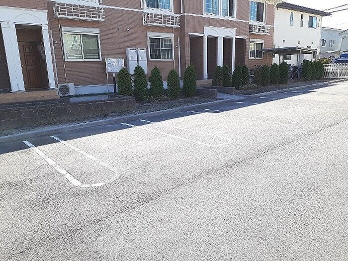 物件外観写真2　(駐車場)