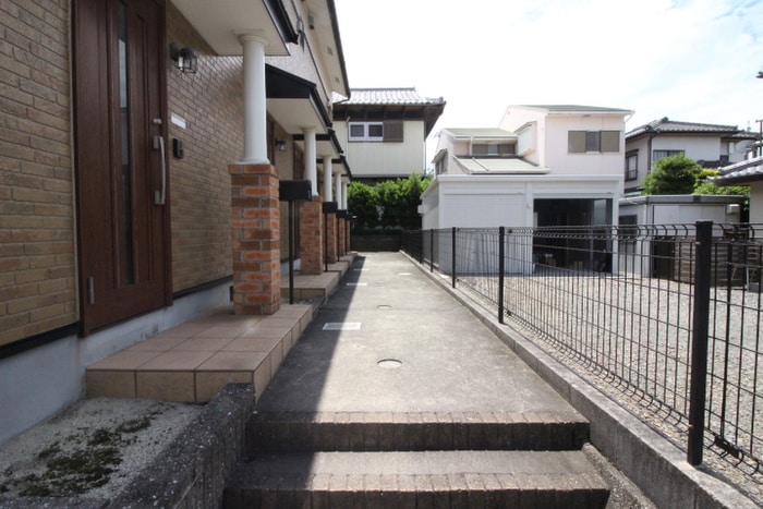 物件外観写真5　(エントランス部分)