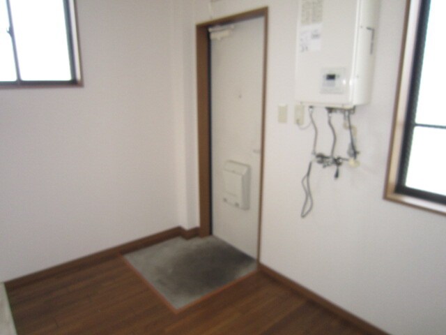 物件内観写真4　(玄関)