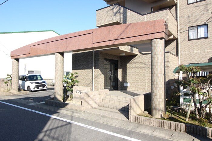 物件外観写真2　(エントランス部分)