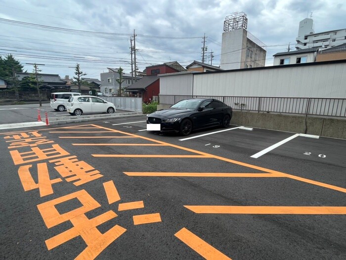 物件外観写真2　(駐車場)