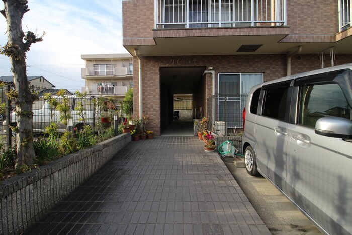 物件外観写真4　(エントランス部分)