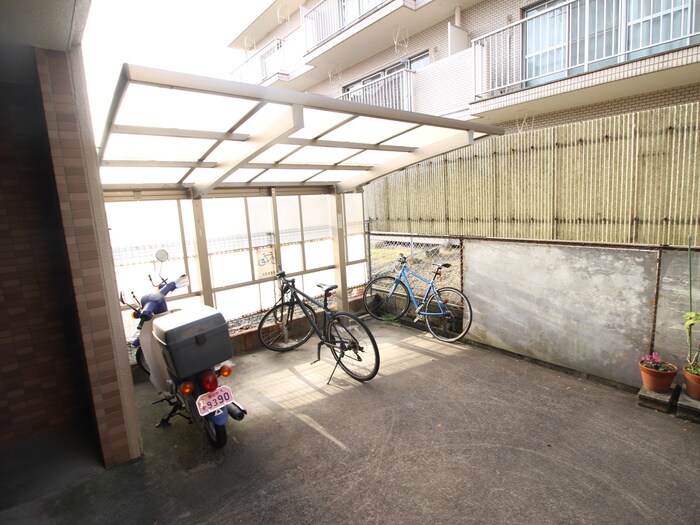 物件外観写真6　(駐輪場)