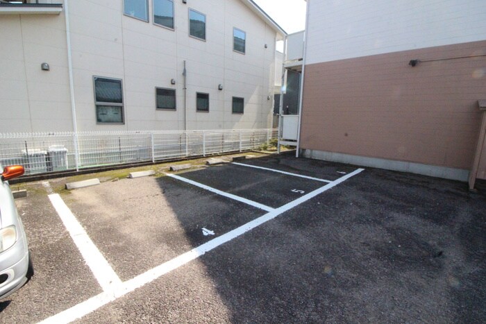 物件外観写真5　(駐車場)