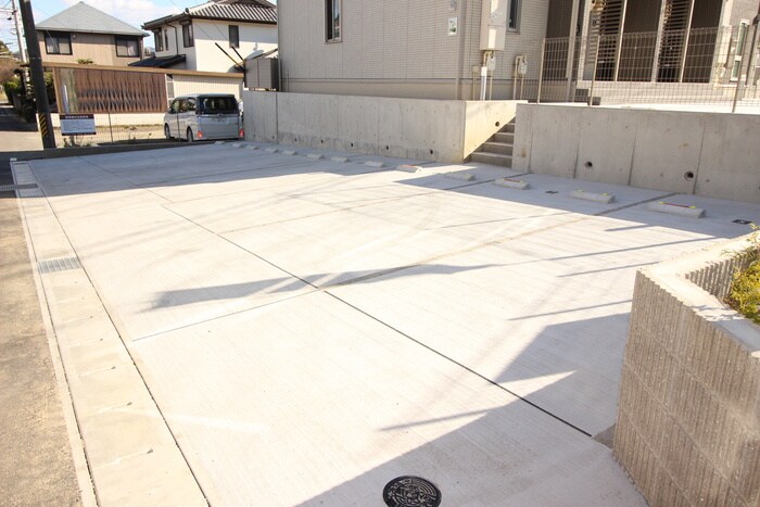 物件外観写真4　(駐車場)