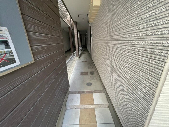 物件外観写真2　(エントランス部分)