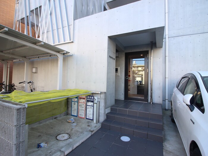 物件外観写真2　(エントランス部分)