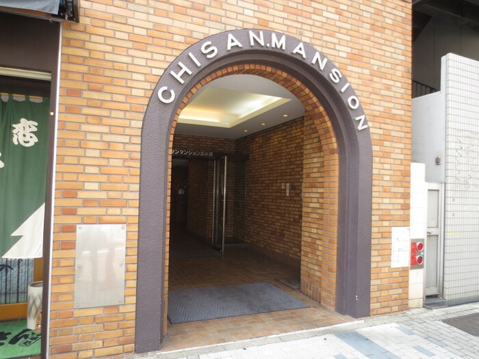 物件外観写真4　(エントランス部分)