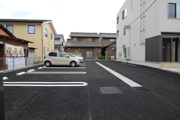 物件外観写真6　(駐車場)