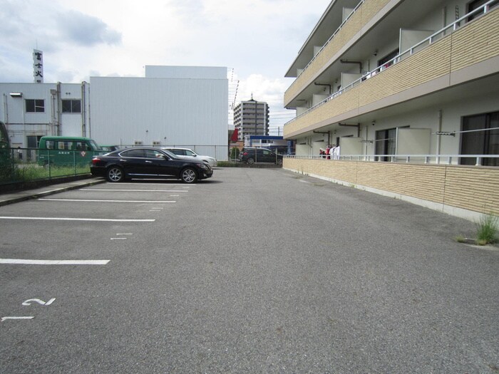 物件外観写真4　(駐車場)
