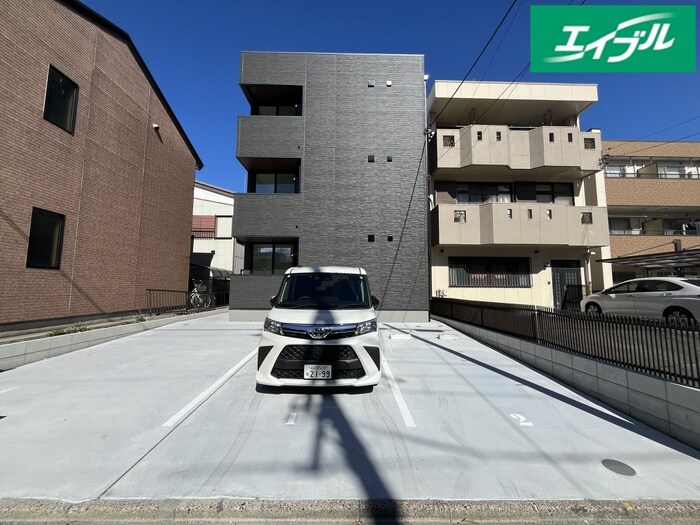 物件外観写真2　(駐車場)