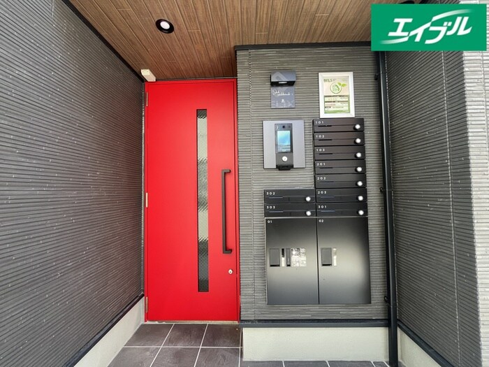 物件外観写真3　(エントランス部分)