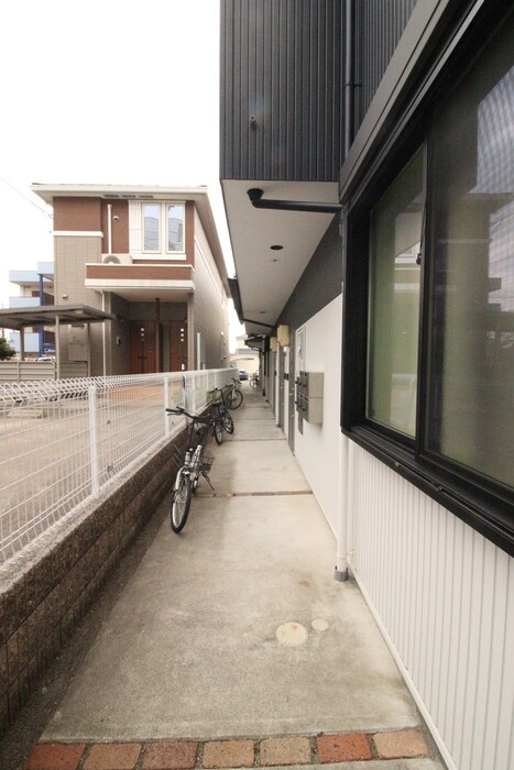 物件外観写真2　(エントランス部分)