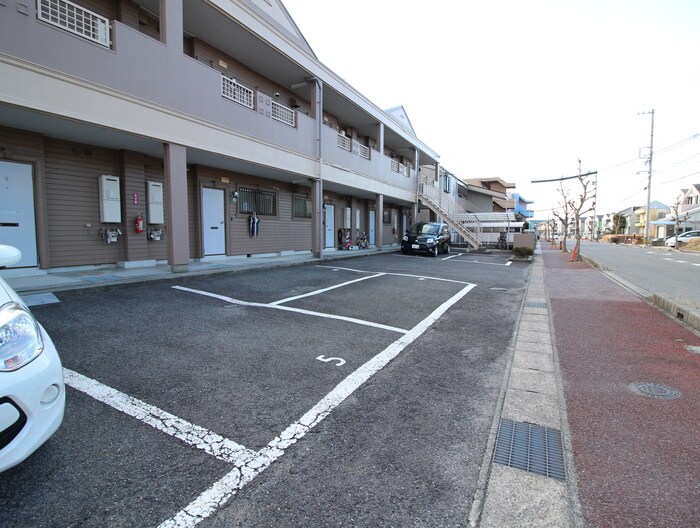 物件外観写真2　(駐車場)