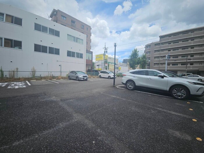 物件外観写真3　(駐車場)