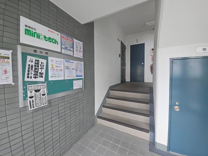 物件外観写真4　(エントランス部分)