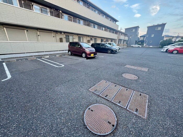 物件外観写真4　(駐車場)