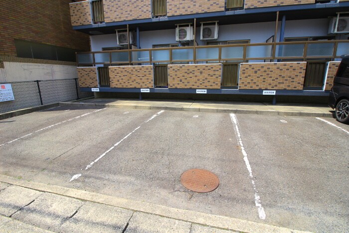 物件外観写真4　(駐車場)