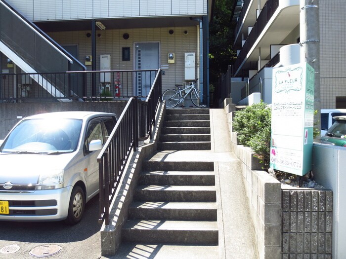 物件外観写真4　(エントランス部分)