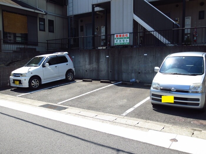 物件外観写真5　(駐車場)